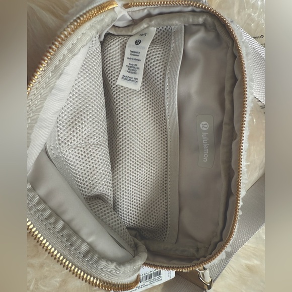 Lululemon Everywhere Belt Bag 1L *Fleece WhiteOpal/Gold - Picture 8 of 11